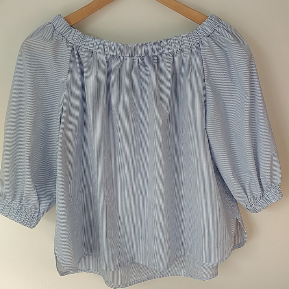 ✨Cute pinstripe off-the-shoulder WD-NY top small